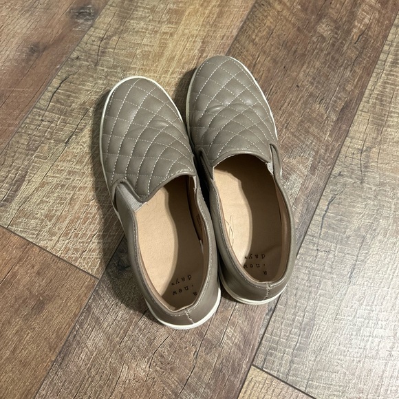 Women's Casual Slip on Sneakers - Picture 2 of 2